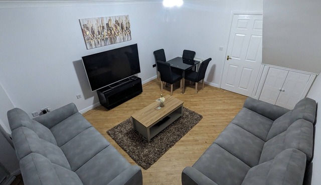 Greatmindz Abode - 3 bedroom townhouse close to airport, NEC, train station