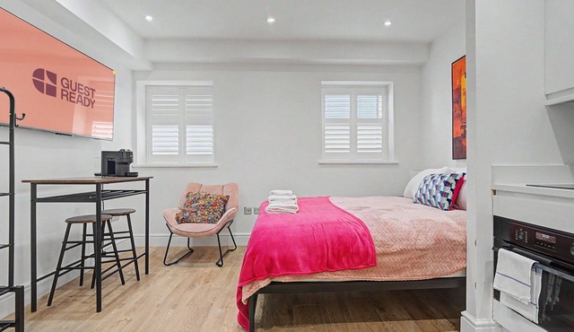 GuestReady - Chic Studio in Vibrant Liverpool
