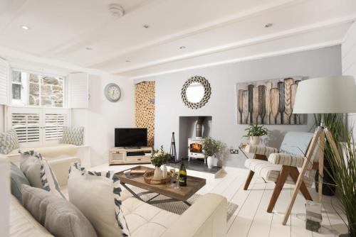 Gylly Cottage - Bath tub in bedroom, Fireplace, Footsteps from harbour