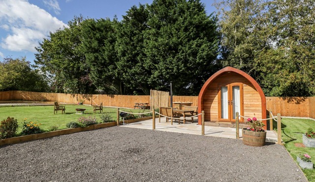 HALMORE POD, romantic, with hot tub in Berkeley