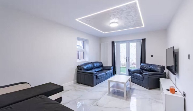 Hamlet Hideaway | Sleeps 14| Off Street Parking - Pass the Keys