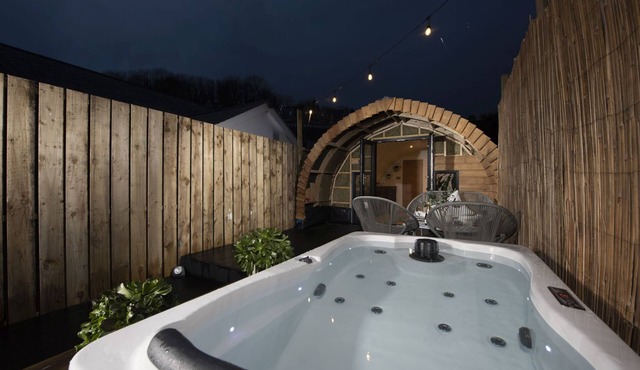 Harbour Hideaway - pet friendly chalet with hot tub that sleeps 2 guests in 1 bedroom