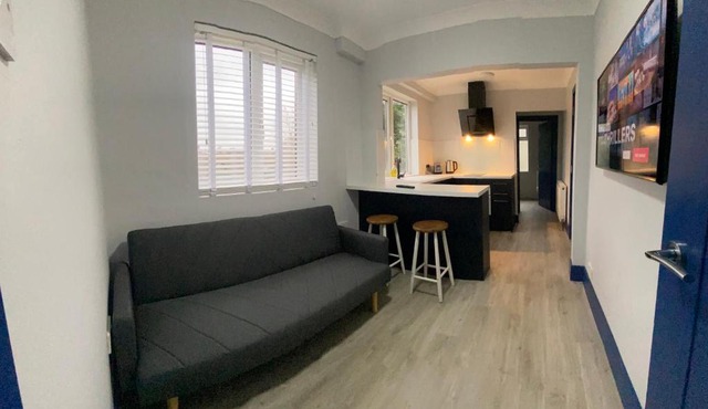 Harewood Lodge - Single and Double Rooms Self Serve Apartment