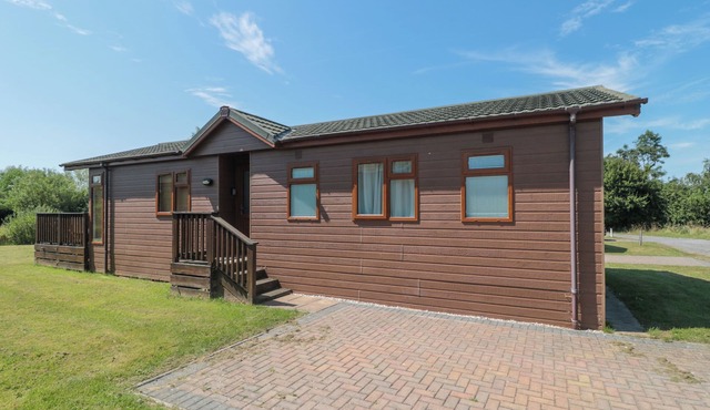HARVESTER LODGE, family friendly, luxury holiday cottage in Hewish