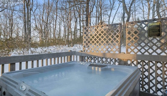 Hawthorne Hideaway -Hot Tub ,and Pool Access in Jackson Township