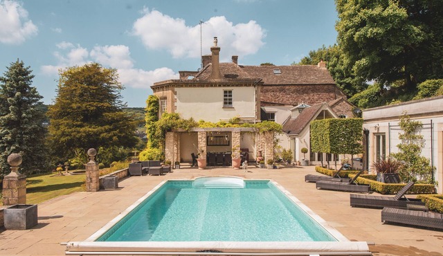 HEATED OUTDOOR POOL(SEASONAL)/LUXURY HOT TUB -SLEEPS 18 + 8 FAMILIES ONLY