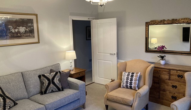 Hedgefield House - Serene Top Floor Apartment