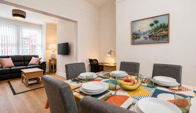 High-Standard 3BR Home, Free Parking, Sleeps 5