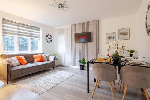 High Trees Place - 2 Bed Ground Floor Flat with free Parking