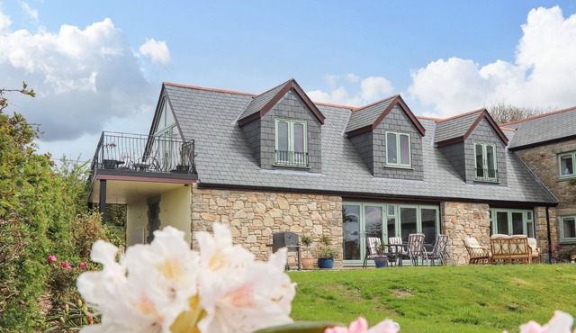 HIGHER KERNICK VIEW, romantic, character holiday cottage in Blisland
