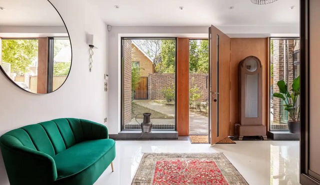 Highgate - Luxury 4-Bedroom Spacious House with Indoor Pool