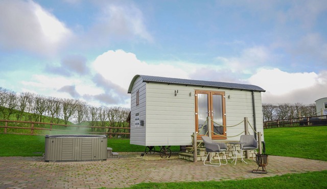 Highland View - a shepherds hut that sleeps 2 guests in 1 bedroom