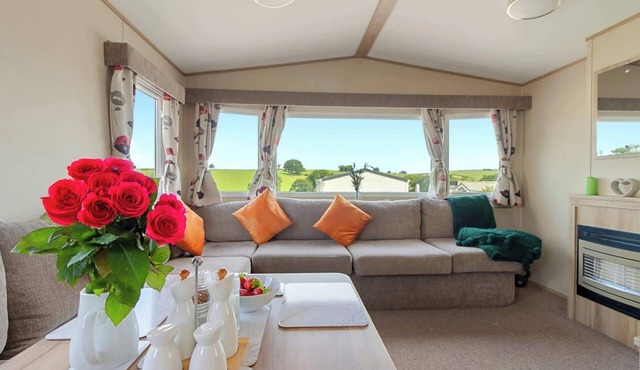 Hillside Splash Retreat - Pool & Fishing Nearby