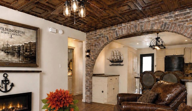 Historic Family Escape Near Downtown, Romantic + Pet-Friendly