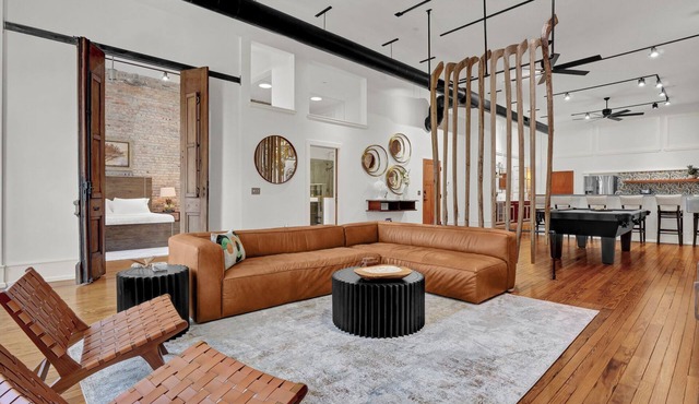 Historic Wilmington Suite with Chef’s Kitchen & Pool Table