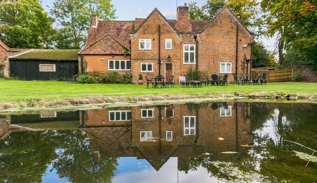 Historically Charming Home with Large Garden- Pass the Keys