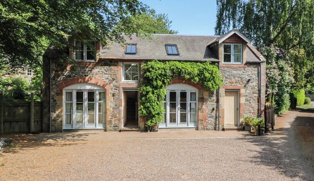 HOLLYBANK BARN, family friendly, character holiday cottage in Melrose