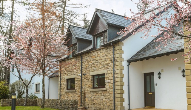 HONEYBEE COTTAGE, family friendly, with pool in Penruddock
