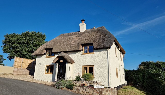 HONEYSUCKLE COTTAGE, pet friendly, with a garden in Axminster