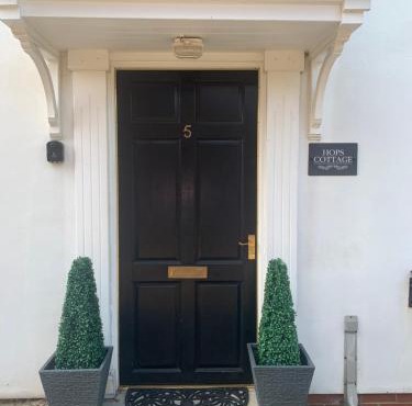 Hops Cottage, Yarm - private parking in gated Mews