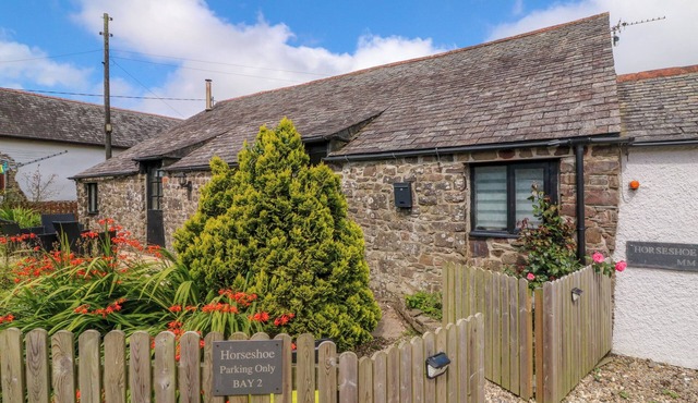 HORSESHOE COTTAGE, pet friendly, with pool in Hartland