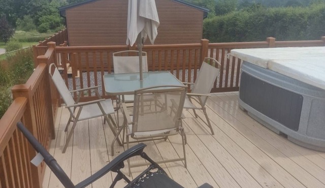 Hot Tub and Fishing Country Lodge at Upton Lakes and Lodges