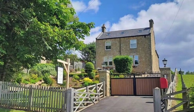 House Sleeps 12 with Parking and Garden