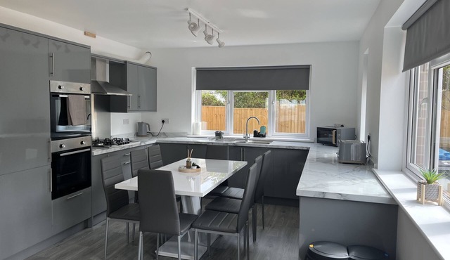 House - Sleeps 14, onsite parking & pets allowed