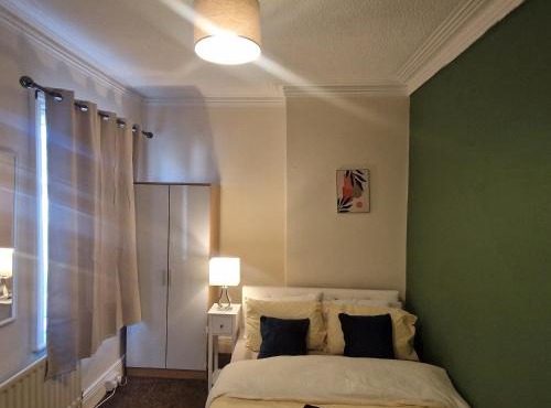 House - Sleeps 4 - Garden - Parking