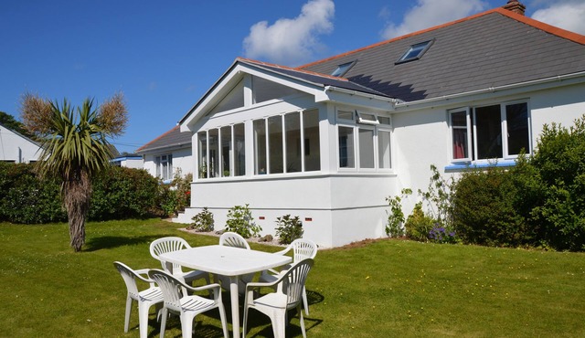 House - Sleeps 8, Close to Beach & Free parking