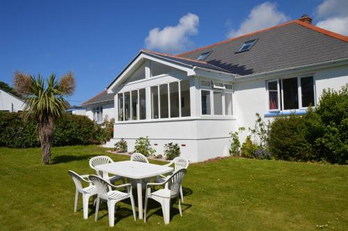 House - Sleeps 8 Close to Beach & Free parking