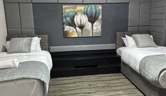 House - Sleeps 8 - Parking - Station Close