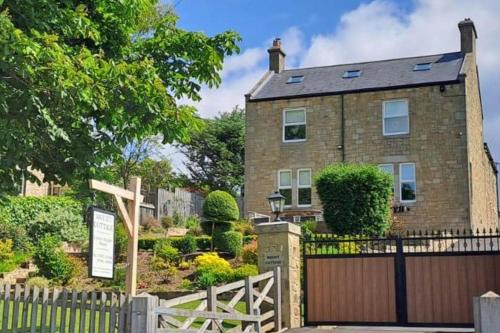 House Sleeps 10 with Parking and Garden