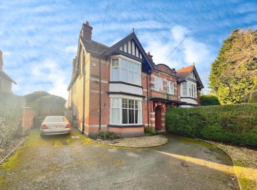 House-Sleeps10-HotTub-Garden-Parking-10minToTown