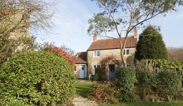 HOWE GREEN COTTAGE, family friendly, with open fire in Kirkbymoorside