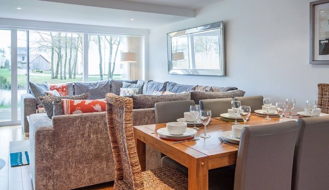 Howells Mere 47, Robin Lodge - Luxury Lakeside House, Spa Access, Sleeps 8