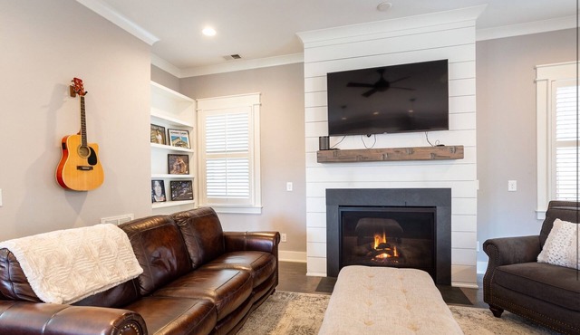 HUGE 4 BEDROOM PLUS BONUS RM! Perfect for large groups.