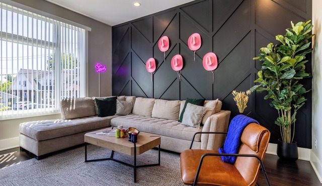 Huge Private Rooftop Deck w/Firepit + Putt-Putt 8 Mins to Broadway | Doralee