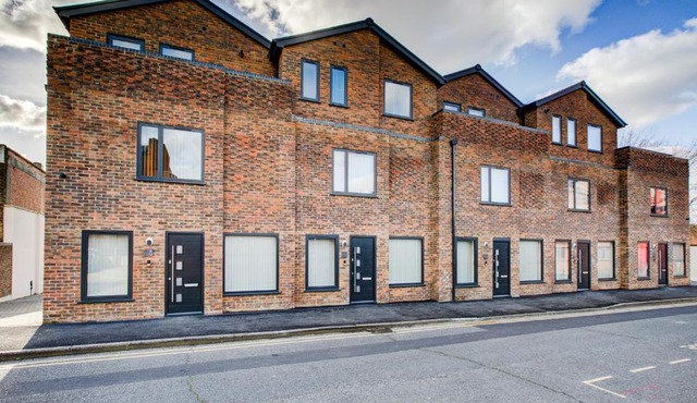 Hybrid Resi - Uxbridge, On-site CAR or VAN parking, near London Heathrow Airport