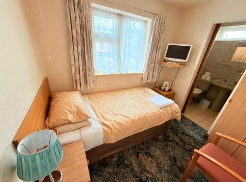 Hylands Hotel Single Ensuite Room with Free Parking