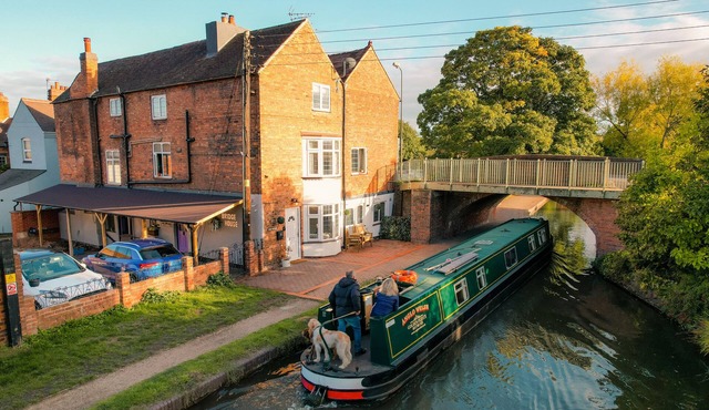 Idyllic 2 bedroom Canal facing Cottage in Hopwas