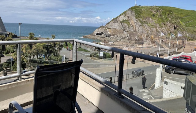 ILFRACOMBE - STUNNING SEASIDE 2 BED FIRST FLOOR APARTMENT WITH SEA FRONT VIEWS.