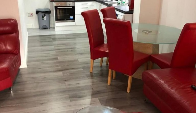 Immaculate 2-Bed House in High Wycombe HP14