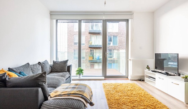 Impeccable 2-Bed Apartment in Wembley