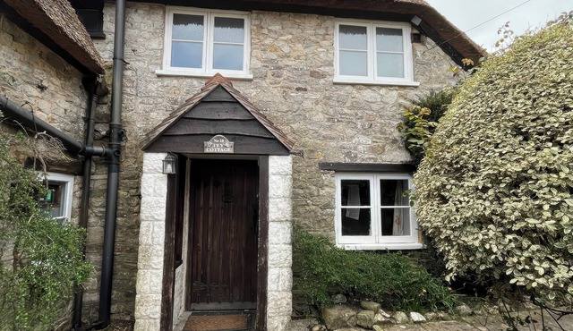 IVY COTTAGE, pet friendly, with a garden in West Lulworth