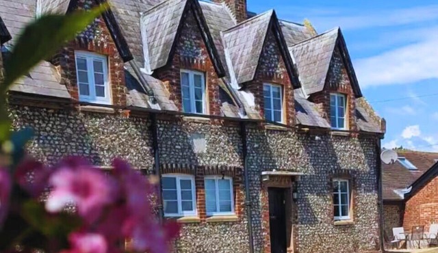Ivy Cottage, Sleeping 4 with garden & nearby beaches & Chichester