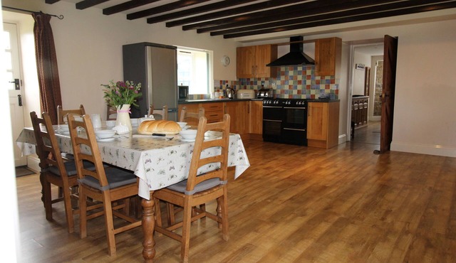 Jacobswell House – Dog‑Friendly 3‑Bedroom Cottage with Field Views & Cycle Storage