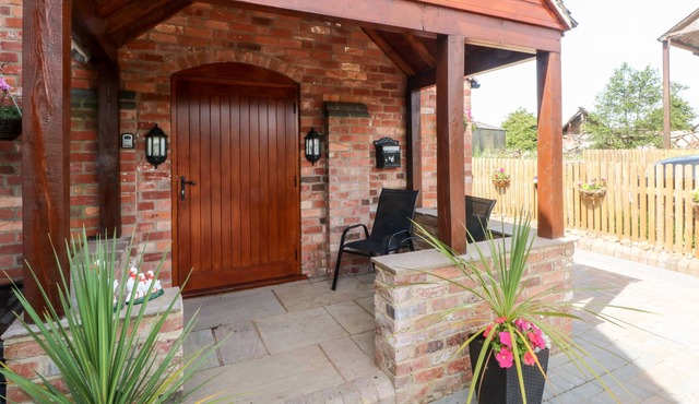 JERSEY BARN, character holiday cottage, with a garden in Uttoxeter