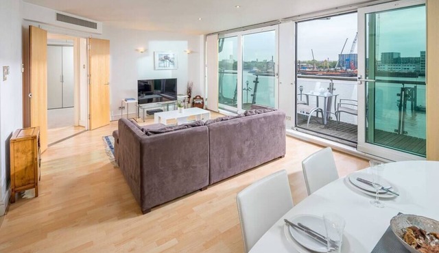 JOIVY Modern apt for 4 w/ River Thames View!