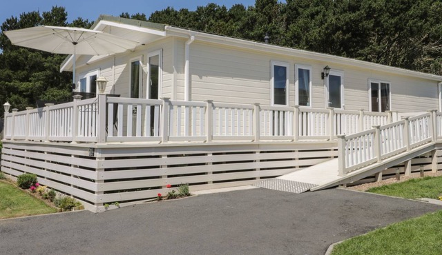 Jonstone Pines Lodge at Cayton Bay Holiday Park
